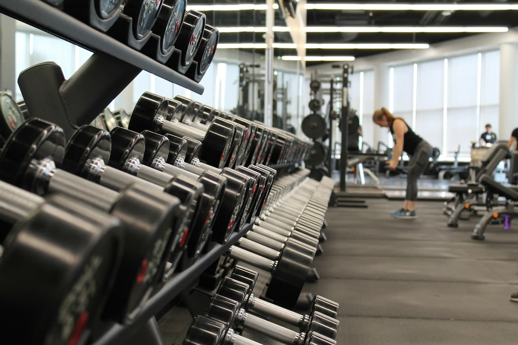 Gimnasio equipado para entrenamiento de fuerza